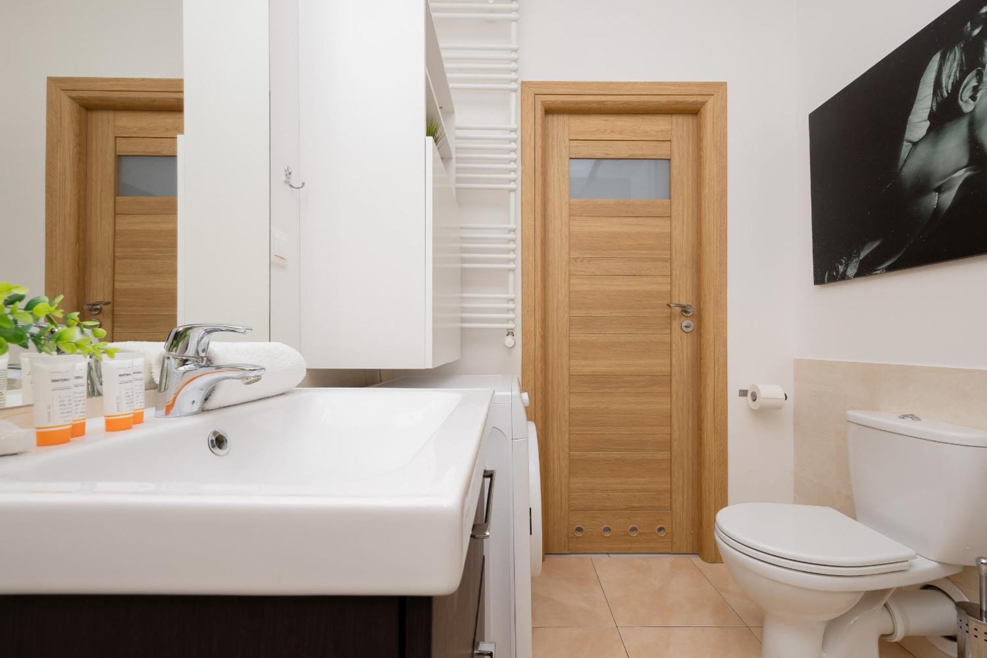 City Apartment With Parking Near Metro Mlociny By Noclegi Renters Варшава Екстериор снимка